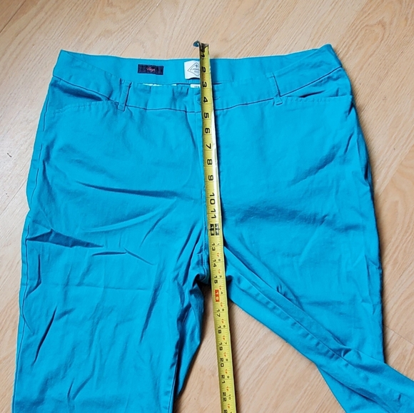 St. John's Bay Woman's Crop Pants Size 18W - Picture 4 of 7